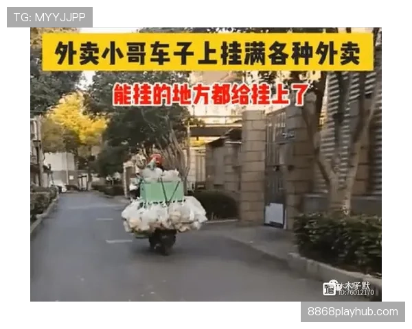 冯彦哲今天赛场外竟然背着大包出现，感觉像快递小哥兼职的明星