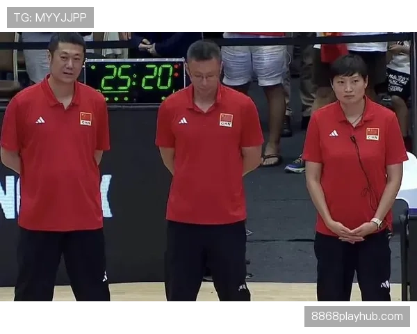 杨昊训练完直接去接娃，球鞋还没换